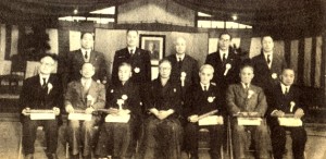 Reunião no Kodokan em 1954, Kanemitsu ao centro na linha de trás. Oda é o segundo da esquerda para a direita na linha da frente. Risei Kano ao centro na linha frontal, com Mifune ao seu lado.